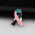 Vue détaillée d'une broche ruban en émail tricolore avec fermoir métallique argenté - Rose Violet