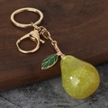Portachiavi a pera in resina gialla glitterata con anello in metallo dorato su legno - Pera Gialla (Chiusura Dorata)