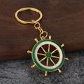 Detail van nautische roer sleutelhanger met goud metaal en groen wit emaille - Goud Groen