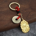 Porte-clés dragon chinois avec pièce antique et cordon tressé rouge sur fond en bois rustique - Tablette Dragon Double Face Avec Corde Rouge