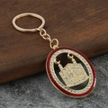 Dettaglio del portachiavi dorato in stile mediorientale con smalto rosso e strass luccicanti - Rosso