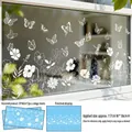 Detalle de pegatinas estáticas blancas de mariposas y flores en un vidrio de ventana - 2 Piezas (60cm*30cm*2)