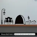 Sticker mural trou de souris avec souris sur un banc et lampadaire, silhouette noire - Style Souris s'Embrassant sur un Banc (CH3203)