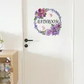 Floraler Badezimmer-Türaufkleber mit lila Blumen und BATHROOM-Text 27,5x27,5cm - Badezimmer Kranz Stil (CH33307)