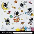 Cartoon astronaut muurstickers set met planeten en raketten in 120x90cm formaat - Ruimtewandeling (ch39030AB)