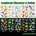 Set di 5 tatuaggi temporanei di dinosauri cartoni animati che brillano al buio per bambini - Dinosauri Luminosi Serie A (YG01-YG05) / 5 Fogli/Set