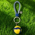 Portachiavi da pallavolo blu e giallo con cinturino in pelle su erba verde - Pallavolo Blu con Cordino Intrecciato