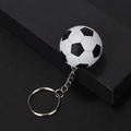 Vista dettagliata del portachiavi mini pallone da calcio realistico con anello metallico - Nero e Bianco