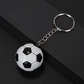 Dettaglio di un classico portachiavi da mini calcio con catena in metallo argentato - 3.5cm / Bianco e Nero Classico