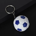 Dettaglio macro di portachiavi a pallone da calcio in pelle blu e bianca e anello - 4.5CM / Blu