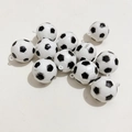 Nahaufnahme schwarz-weißer Mini-Fußball-Anhänger mit Ösen für DIY-Schlüsselanhänger - Fußball-Zubehör / 2cm / Schwarz