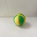 Dettaglio di un mini ciondolo da basket giallo e verde con foro per appendere - 3.8CM / Pallavolo Verde
