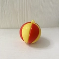 Dettaglio del mini ciondolo da calcio a strisce rosse e gialle con gancio superiore - 3.8CM / Pallavolo Rosso