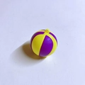 Dettaglio del mini portachiavi basket giallo e viola con superficie strutturata e anello - Pallavolo Viola (Stile Basket a Contrasto)
