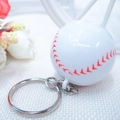 Portachiavi da baseball in miniatura con cuciture rosse e anello in metallo argentato - Baseball