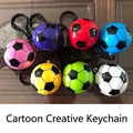 Dettaglio di portachiavi a forma di pallone da calcio colorati con trama esagonale - 3.8CM / Colori misti con gancio nero