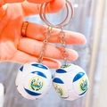 Detail weißer Fußball-Schlüsselanhänger mit blauen Streifen und El Salvador Wappen - Guatemala 338 Cm Blau