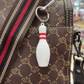 Portachiavi mini birillo da bowling con strisce rosse su borsa in pelle marrone - Birillo da Bowling