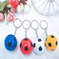 Dettaglio di portachiavi mini pallone da calcio in rosso, blu, bianco e giallo con anelli - 3.2cm / Calcio (Nero Bianco Blu Rosso Giallo Assortito)