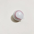 Dettaglio del ciondolo portachiavi baseball bianco con cuciture rosse e asola integrata - Stile Baseball