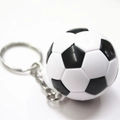 Detalle de un mini llavero de fútbol clásico negro y blanco con un anillo plateado - Fútbol Blanco y Negro de 3,8 CM