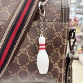 Portachiavi a birillo da bowling bianco con strisce rosse su borsa in pelle marrone - 3.2cm / Birillo da Bowling (Catena a 4 Anelli)