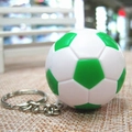 Vista macro di un portachiavi da calcio bianco e verde classico con anello metallico - Calcio Verde