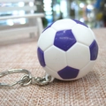 Dettaglio di un mini portachiavi da calcio bianco e viola con anello in metallo argento - Calcio Viola