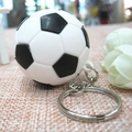 Primo piano di un classico portachiavi da calcio bianco e nero con anello in metallo - Calcio Bianco e Nero