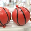 Portachiavi mini basket arancione con trama realistica su una piccola panchina bianca - Rosso Brillante (Stile Basket)