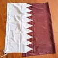 Bandera nacional de Qatar 90x150cm de poliéster con diseño dentado en granate y blanco - Bandera de Qatar de tejido grueso de punto por urdimbre