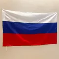 Vista detallada de la bandera de Rusia con rayas blancas azules rojas y funda de mástil - Rusia
