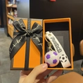 Porte-clés de football dans un coffret cadeau orange avec bracelet en silicone noir - Football Violet Avec Boîte Cadeau Orange