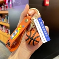 Dettaglio del portachiavi da basket con cinturino arancione e ciondolo stradale - Basket (Con Ciondolo Segnale Stradale)