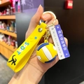 Dettaglio del portachiavi da pallavolo con cinturino in silicone giallo e ciondolo - Pallavolo (Con Ciondolo Segnale Stradale)