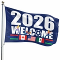 Donkerblauwe WK 2026 vlag met gastlandvlaggen en een dynamisch silhouet van een voetballer - Stijl 2 / Blauw (Enkelzijdige Afdruk)