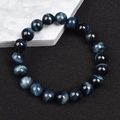 8mm dunkelblaues Tigerauge-Armband mit natürlichem Seidenglanz auf einem Marmortablett - 6mm / Dunkelblau