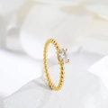 Detalle de anillo de oro 18K con circón ovalado y banda con textura de burbujas - US 7 / Circonita Ovalada Dorado