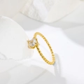 Detalle de anillo bañado en oro 18K con circón cuadrado y banda de cuentas en roca - US 6 / Circonita Cuadrada Dorado
