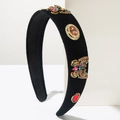Detailopname van een fluwelen haarband met kleurrijke kristallen vlinders en edelstenen - Gedetailleerd Veelkleurig Strass Vlinder (FG632) / Kleurrijk