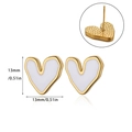 Detailansicht der 18k Gold-Herzohrringe mit 13mm Maßen und strukturierter Rückseite - Herz-Ohrstecker (Goldrand Weiß) / 10mmx10mm