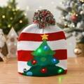 LED Weihnachts-Beanie mit rot-weißen Streifen, grünem Baum-Design und Ein-Aus-Schalter - Weihnachtsbaum