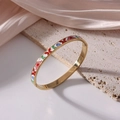 Vergoldeter 6mm Titanstahl Armreif mit roten Schmetterlingen und rosa Blumen-Emaille - Rotes Schmetterling Blumen Stil (J01)