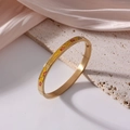 Goldenes 6mm Titanstahl-Armreif mit gelbem Emaille-Finish und rotem Blumenmuster - Rote Blumen auf Gelbem Grund (J03)