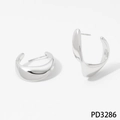 Minimalistische silberne C-förmige gedrehte Metall-Ohrringe mit Hochglanz-Finish - Stahlfarbe