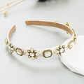 Detalle de diadema vintage con pedrería y perlas sobre banda de tela blanca - Blanco