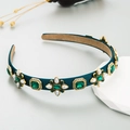 Diadema barroca retro con cristales esmeralda y perlas en un soporte de exhibición elegante - Verde