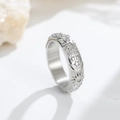 Makroaufnahme der Sonnen- und Mondrelief-Gravur auf dem silberfarbenen breiten Ring - Größe 6 / Ring / Silber