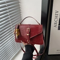 Sac bandoulière bordeaux à motif crocodile avec bandoulière et perles rétro - Rouge Bourgogne Avec Pendentif