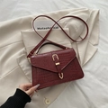 Elegant wine red crocodile pattern handbag with gold clasp on a beige coat - No Pendant / Red